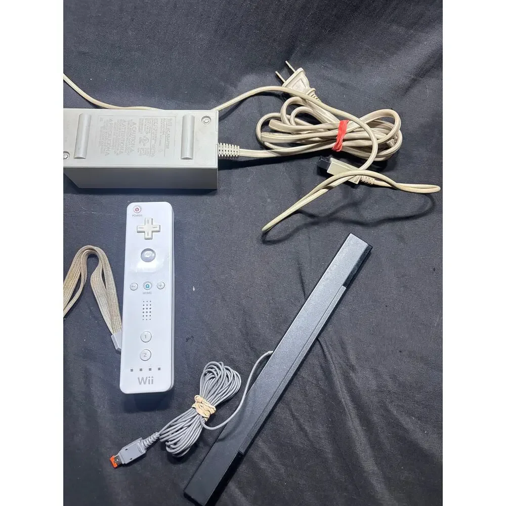 Nintendo Wii Console White GameCube Compatible Bundle Cords Remote Sensor Tested